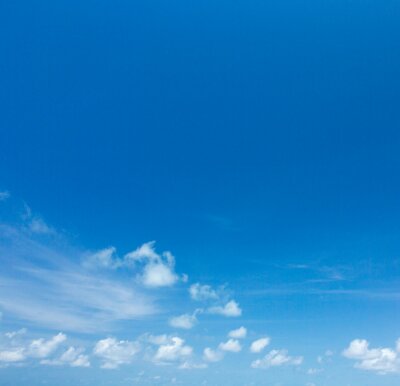 Blauer Himmel mit Haufenwolken
