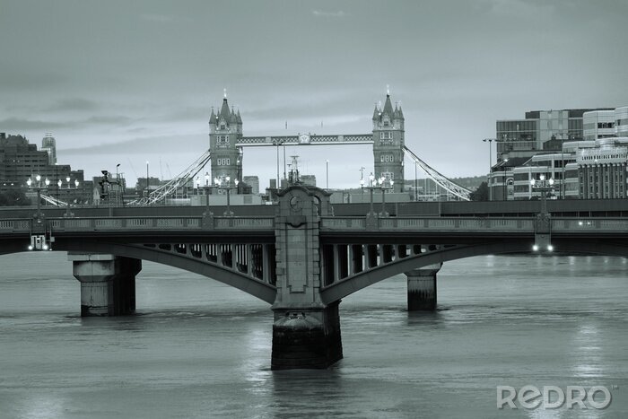 Bild Blick auf London aus Perspektive der Brücke