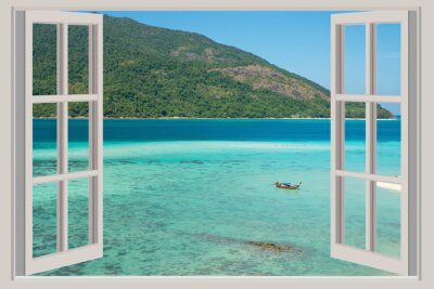 Blick aus dem Fenster auf tropisches Meer