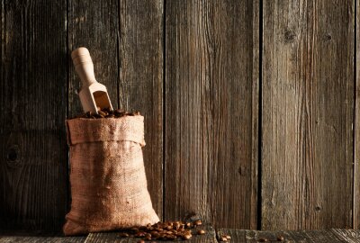 Bohnen-Schöpflöffel in einem Kaffeesack