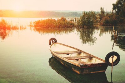 Bild Boot am See und Sonnenuntergang