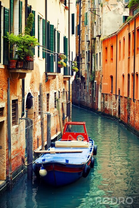 Bild Boot auf einem farbigen kanal