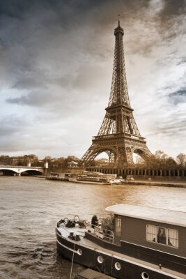 Boot mit Blick auf Eiffelturm