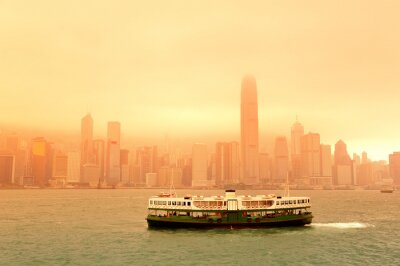Boot vor dem Hintergrund von Hongkong