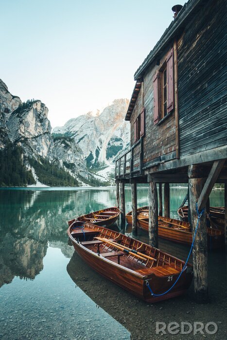 Bild Boote auf einem See in einem Bergtal