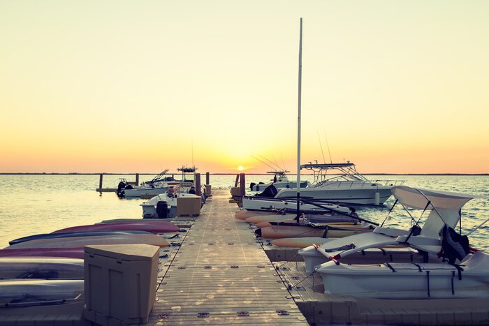 Bild Boote bei Sonnenuntergang am Pier vertäut
