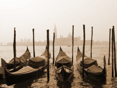 Boote in Venedig in Sepia