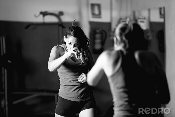 Bild Boxende Frau vor dem Spiegel