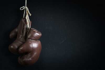 Boxhandschuhe auf schwarzem Hintergrund