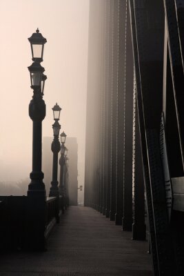 Brücke im Morgennebel