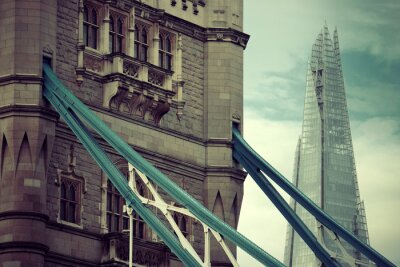 Brücke in London und gläserner Wolkenkratzer