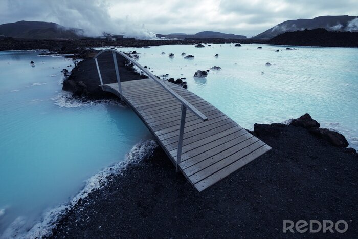 Bild Brücke über azurblauem Wasser