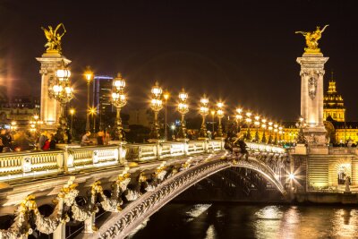 Brücke und Paris bei Nacht