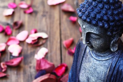 Buddha-Figur und Rosenblätter