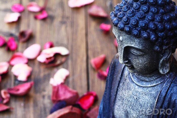 Bild Buddha-Figur und Rosenblätter