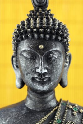 Buddha-Statue auf gelbem Hintergrund