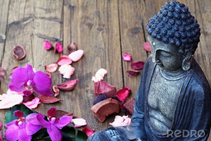 Bild Buddha und Blumenblätter