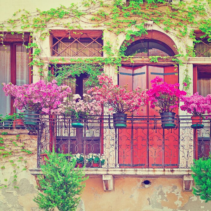 Bild Bunte sträusse auf dem balkon