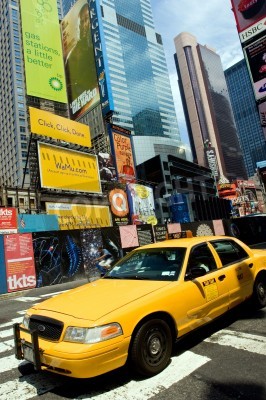 Bild Bunte Werbeplakate und Taxi in New York City