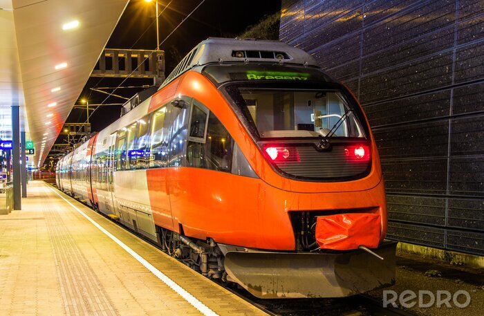 Bild Bunter moderner Zug bei U-Bahnstation