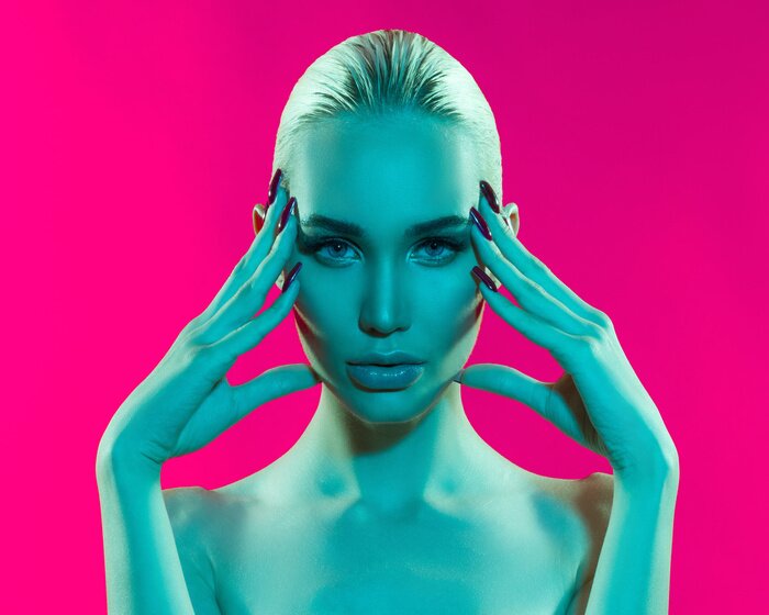 Bild Buntes Porträt eines Mädchens auf rosa Hintergrund