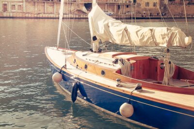Buntes Segelboot im Kanal