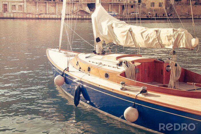 Bild Buntes Segelboot im Kanal