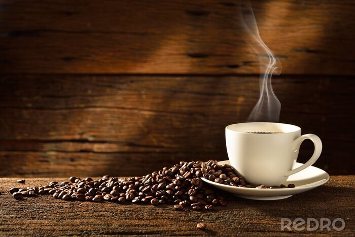 Bild Dämpfender Kaffee auf Holzbretter Hintergrund