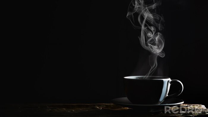 Bild Dampfender Kaffee auf schwarzem Hintergrund