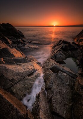 Dawn unter den Felsen. Sea Sonnenaufgang an der Schwarzmeerküste in der Nähe von Rezovo, Bulgarien