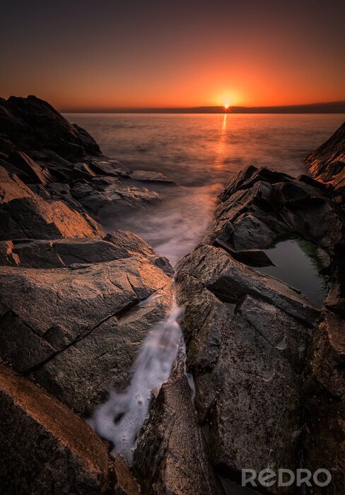 Bild Dawn unter den Felsen. Sea Sonnenaufgang an der Schwarzmeerküste in der Nähe von Rezovo, Bulgarien