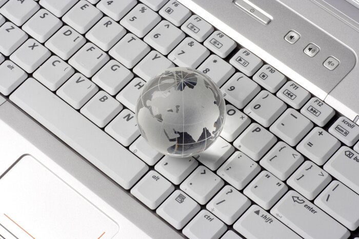 Bild Der auf einer Tastatur stehtende Globus