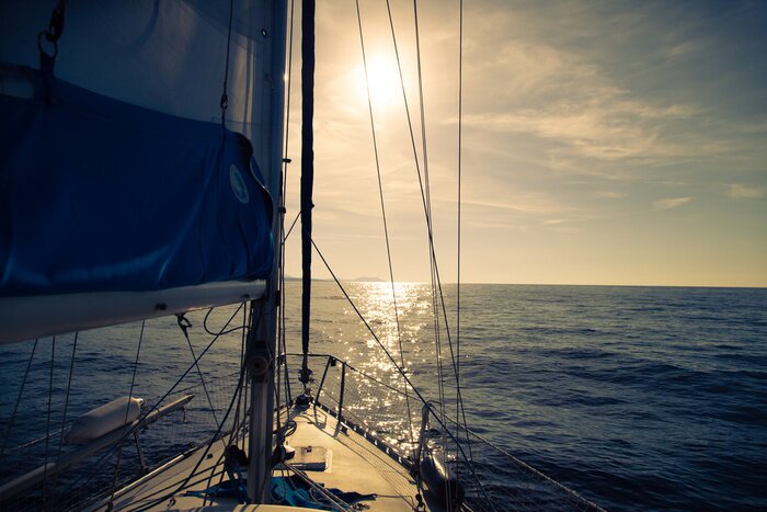 Bild Der Sonne entgegen fahrendes Schiff