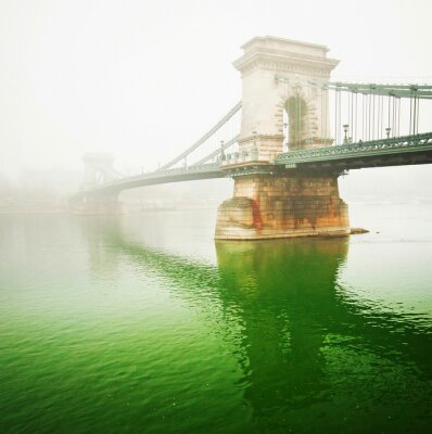 Die berühmte Kettenbrücke in Budapest, Ungarn