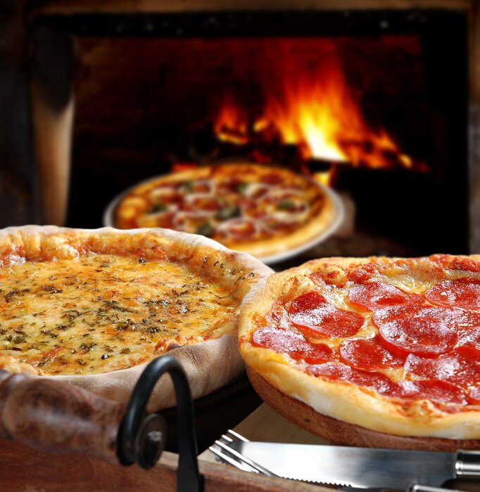 Bild Drei Pizzas vor dem Hintergrund des Ofens