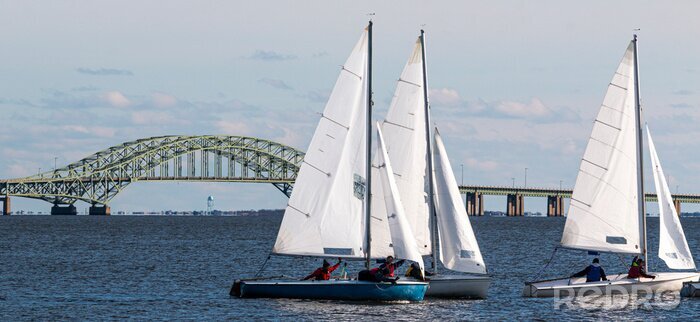 Bild Drei Segelboote vor der Hintergrund der Brücke