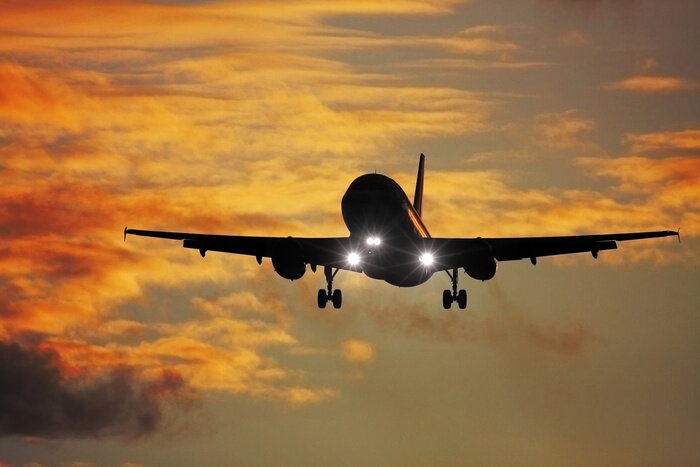 Bild Düsenflugzeug in der untergehenden Sonne