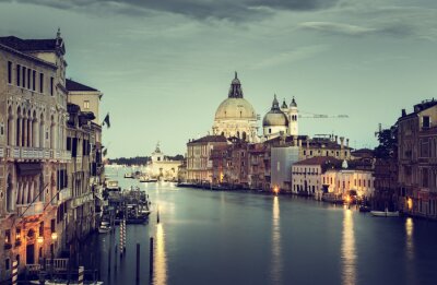 Dunkler Blick auf Venedig am Abend