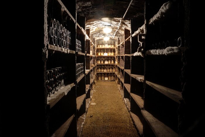 Bild Dunkler unterirdischer Weinberg