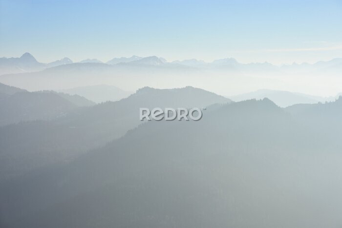 Bild Dunstiges Schattenbild von Bergen in den europäischen Alpen. Allgäuer Alpen und Lechquellengebirge, Deutschland, Österreich.