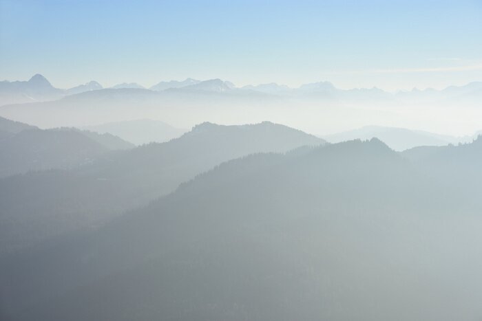 Bild Dunstiges Schattenbild von Bergen in den europäischen Alpen. Allgäuer Alpen und Lechquellengebirge, Deutschland, Österreich.