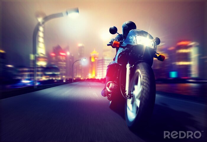 Bild Durch Stadt rasender Motorradfahrer