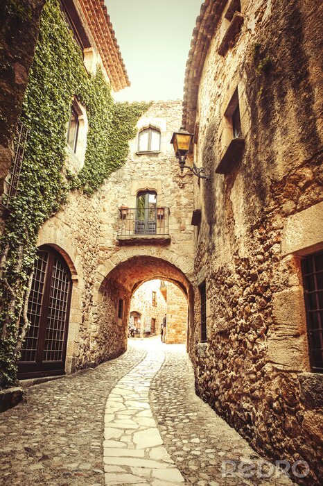 Bild Durchgang unter Balkon