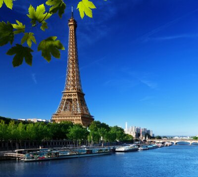 Eiffelturm am wolkenlosen Himmel