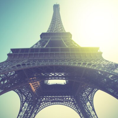 Eiffelturm aus Froschperspektive