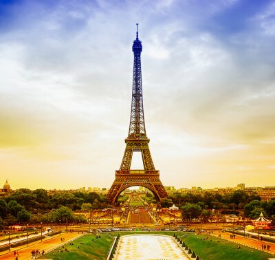 Eiffelturm vor dem Hintergrund des Sonnenuntergangs