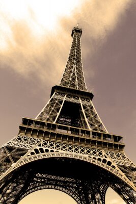 Eiffelturm vor dem Hintergrund des violetten Himmels