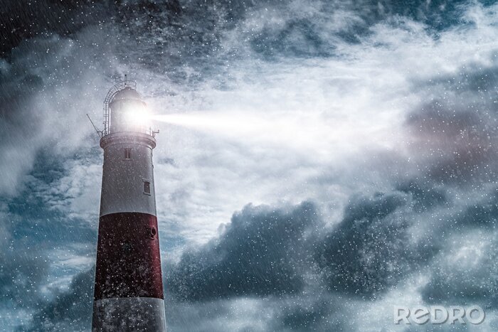 Bild Ein großer Leuchtturm in einer stürmischen Nacht