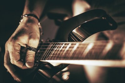 Bild Ein Instrument spielender Gitarrist