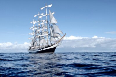 Ein mächtiges Schiff im blauen Meer